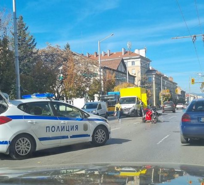 Инцидент е станал този следобед в София.Автобус и мотори са