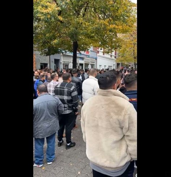Голям протест се провежда в момента в градчето Дуисбург в