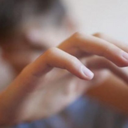 Мъж удари дете и му открадна телефона