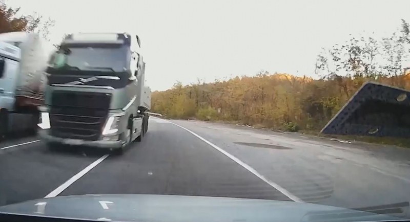 Шофьор на камион с безумна проява на пътя ВИДЕО