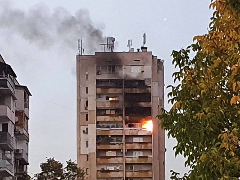 Пожар е избухнал на 10-тия етаж на жилищен блок в
