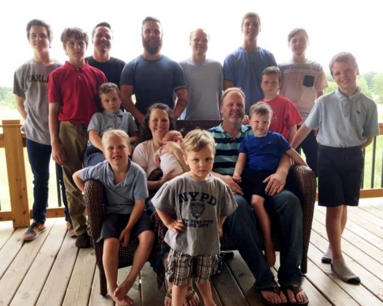 Семейство с 14 момчета посрещна и дъщеричка СНИМКИ