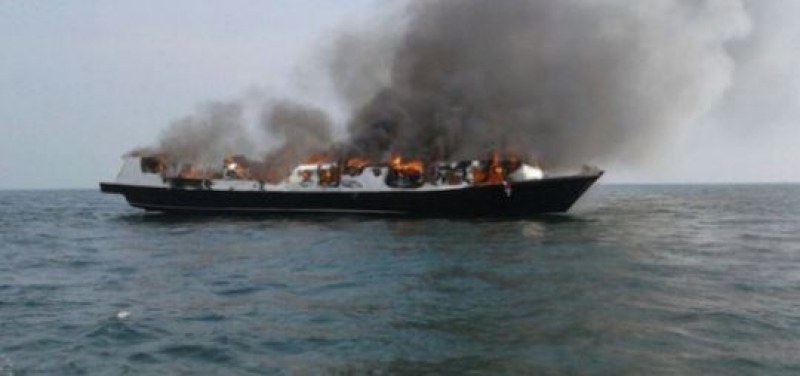 Пожар на ферибот погуби 14 души, издирват оцелели