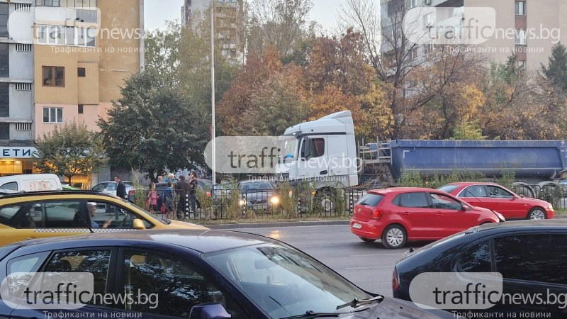 Камион помете кола в Пловдив, влачи я с метри СНИМКИ