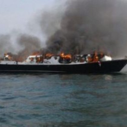Четиринадесет души загинаха след като индонезийски ферибот се запали докато