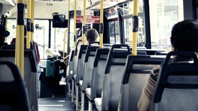 Скандал между кондуктор на автобус от градския транспорт и пътничка