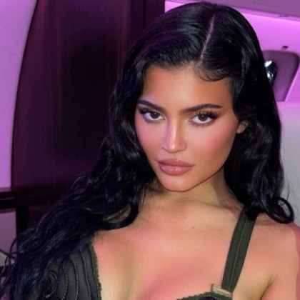 Милионерката Кайли Дженър разгорещи мъжката аудитория с полуголи фотоси Красавицата