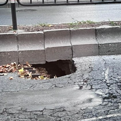Огромна дупка зейна на централен булевард в Пловдив Липсваща шахта