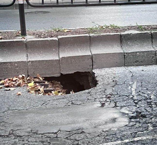 Огромна дупка зейна в Пловдив. Граждани: Пробивът ли започна? СНИМКА