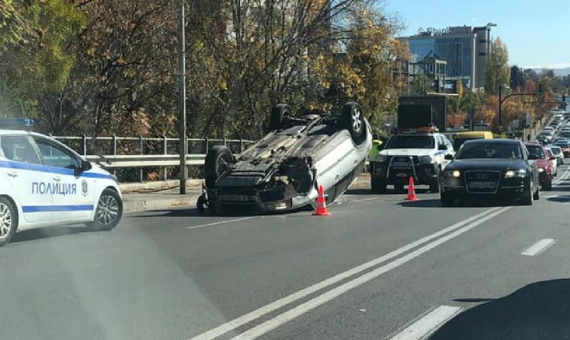 Катастрофа в София, кола е по таван СНИМКИ