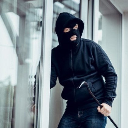 Апаш разби три врати на къща, за да краде - на тръгване срещна собственика