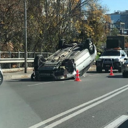 Лек автомобил се е обърнал по таван в София Произшествието