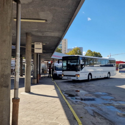 Рейсаджия заряза младо момиче на автогарата излъга я че