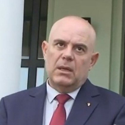 Иван Гешев разговаря с родителите на момичето загинало в тежка