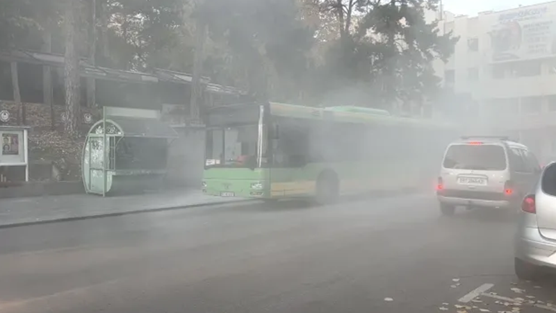 Ужас в Търново! Автобус на градския транспорт се запали в движение