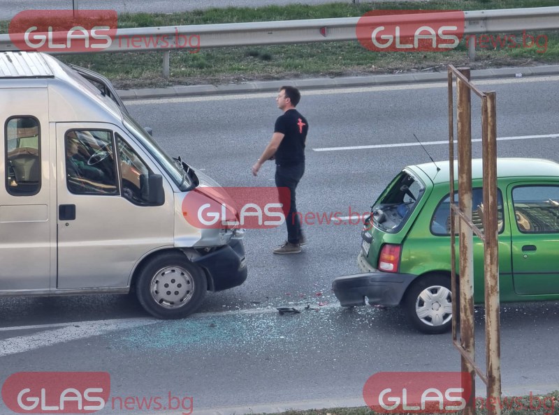 Кола и бус с пътници се блъснаха в София* СНИМКИ