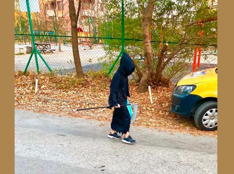 Българче, облечено като Смъртта за Хелоуин, предизвика спор в мрежата