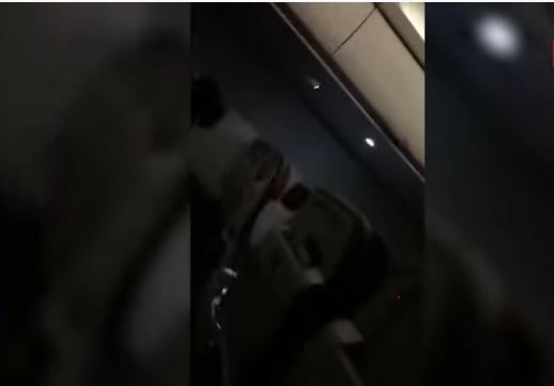 Мълния удари самолет в небето   ВИДЕО