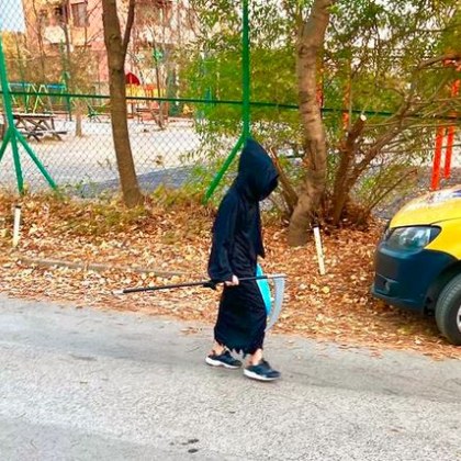 Снимка на дете в София облечено като Смъртта за Хелоуин