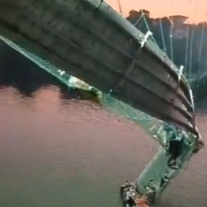 Висяш мост над река рухна в индийския град Морби  Над 40