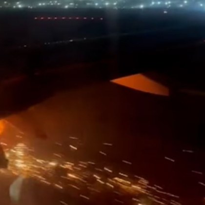Самолет избухна в пламъци, евакуираха пътниците ВИДЕО