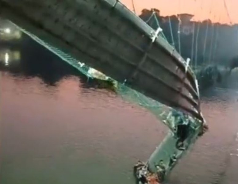 Висяш мост над река рухна в индийския град Морби. Над 40