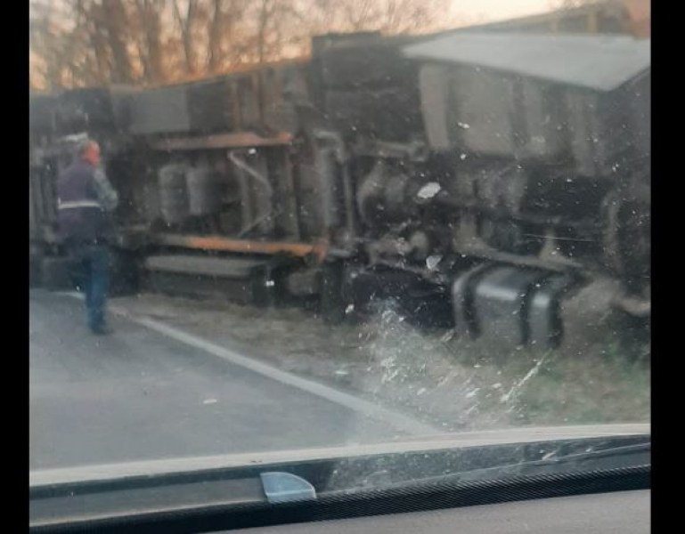 Тир се обърна до Велико Търново, пътят е блокиран