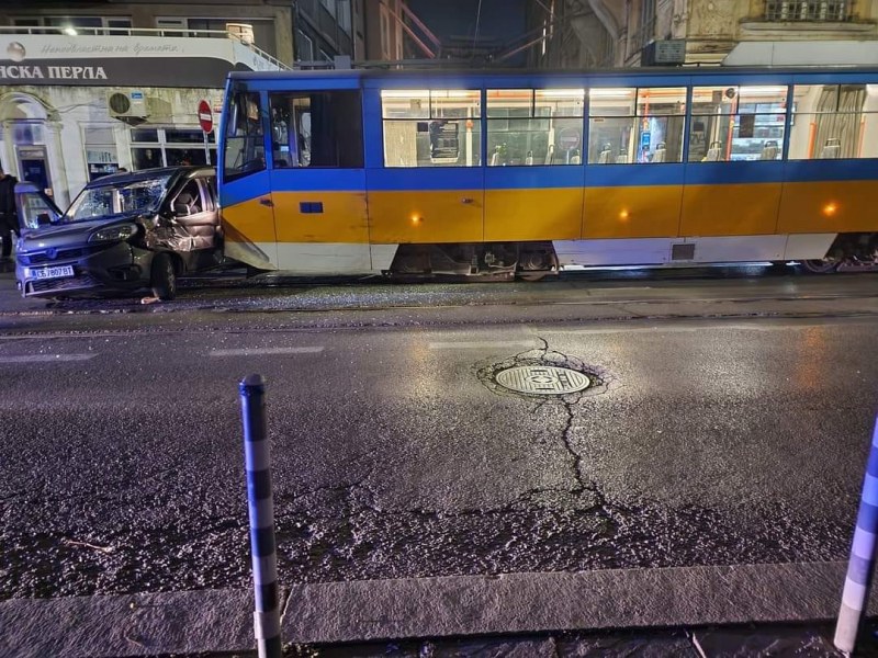 Трамвай и кола се блъснаха в столицата