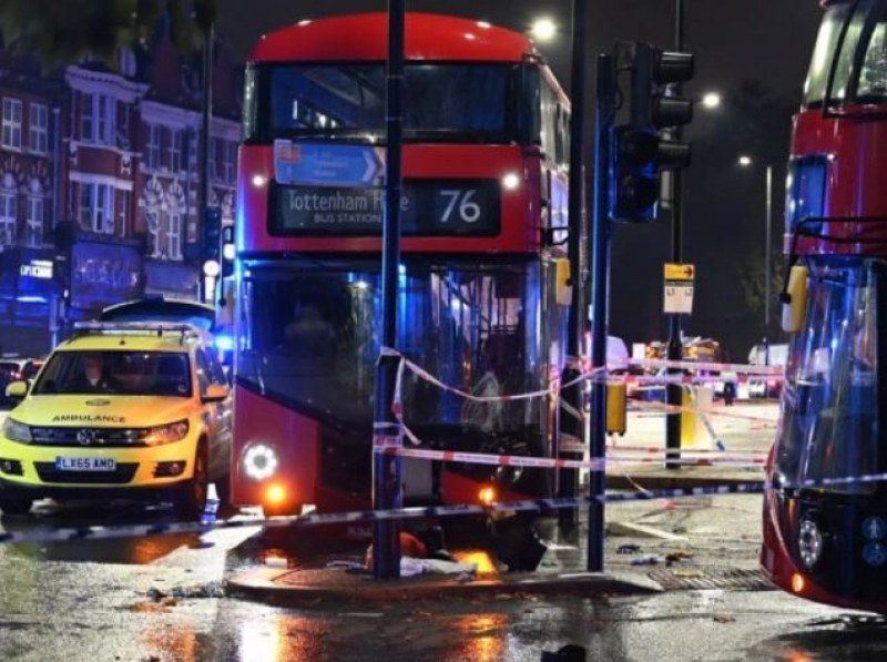 Автобус блъсна две деца в Лондон, едното е с опасност за живота СНИМКИ