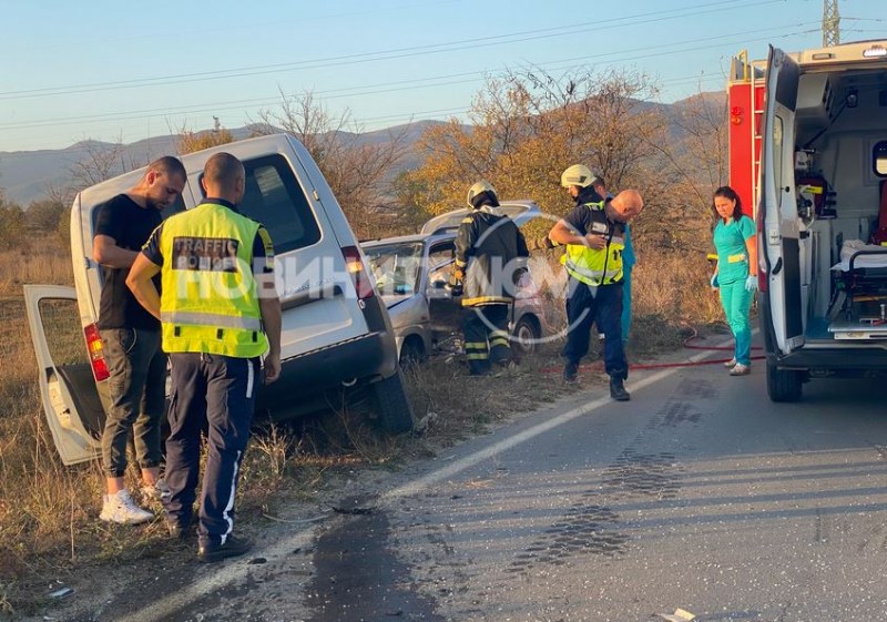 Два автомобила са се блъснали челно на пътя Казанлък-Енина. Пострадал