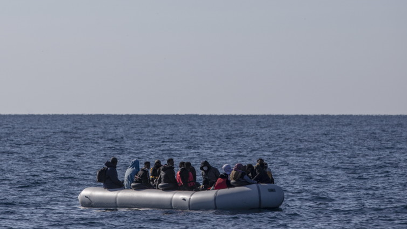 Лодка с мигранти се преобърна в Гърция, издирват 8 души