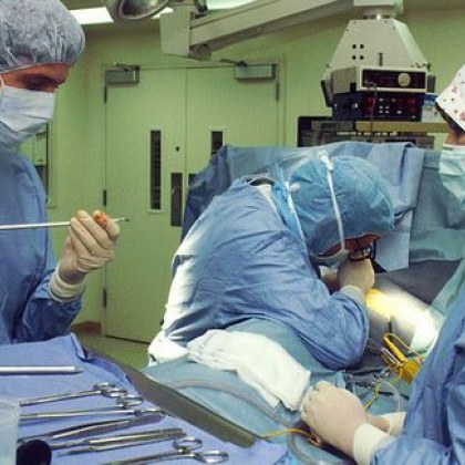 Лекари в Италия отстраниха 70 килограмов тумор съобщи АФП Млада италианка