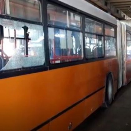 Вандали атакуваха с камъни автобуси в столичния квартал Христо Ботев
