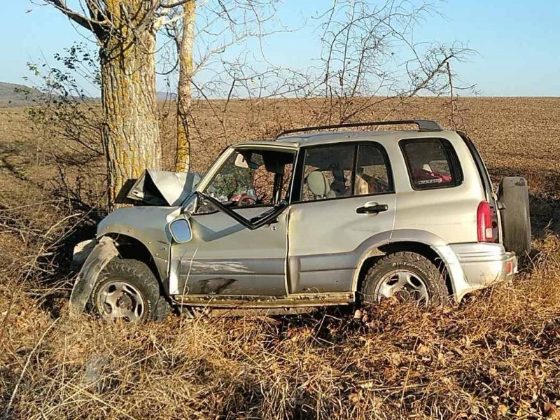 Три коли се блъснаха в Бургаско, жена и дете са в болница СНИМКИ