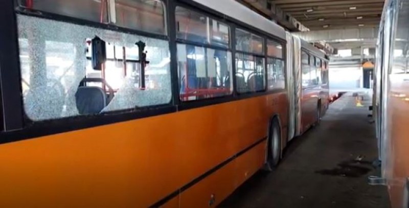 Вандали атакуваха с камъни автобуси в столичния квартал Христо Ботев.