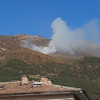 Пожар гори в балкана над Карлово За това сигнализират жители