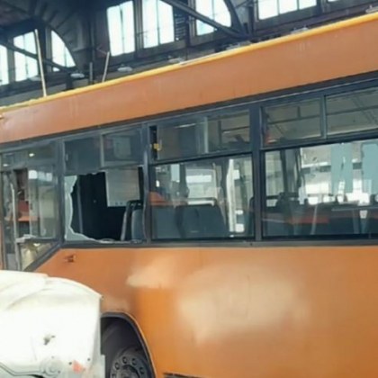 Вандали потрошиха с камъни 4 автобуса на столичния градски транспорт