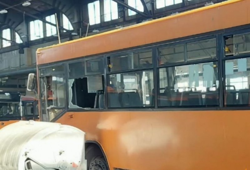 Вандали счупиха стъклата на 4 автобуса в София