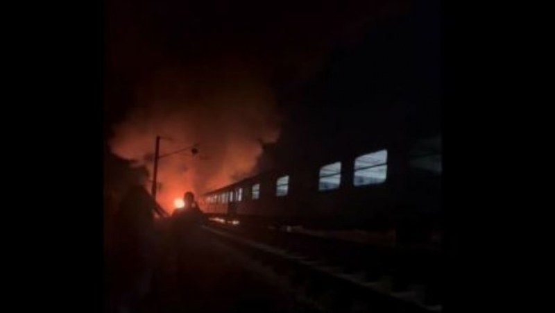 Гори влакът София- Варна, пострадал е машинист* ВИДЕО