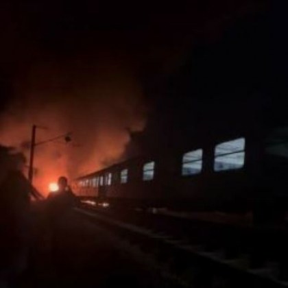 Влакът София Варна гори след гара Каспичан съобщават от