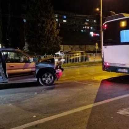 Пиян шофьор се блъсна в автобус на градския транспорт на
