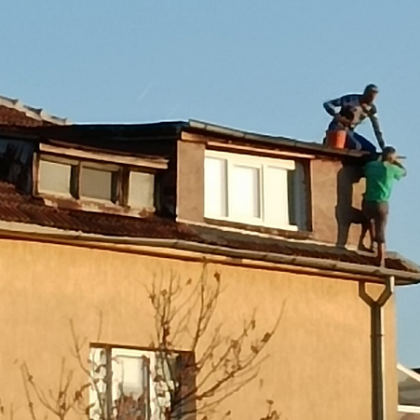 Работници на покрив притесниха столичани Строителните работници покатерили се на покрив