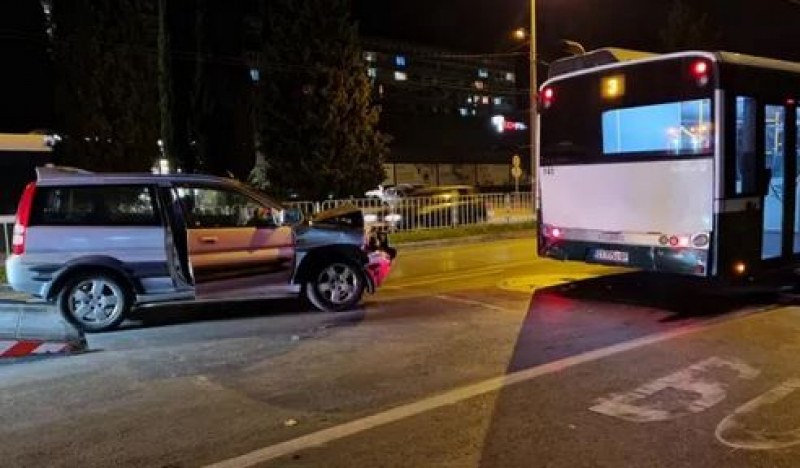 Пиян шофьор се блъсна в автобус на градския транспорт на