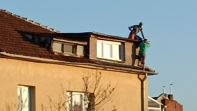 Работници на покрив притесниха столичани.Строителните работници, покатерили се на покрив,
