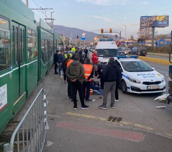 Инцидент е станал днес в София. Трамвай е ударил човек.