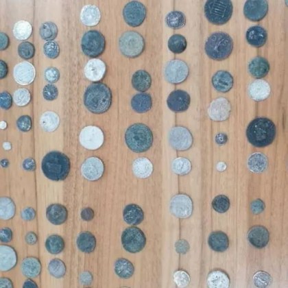 72 старинни монети са открити при проверката на товарен автомобил