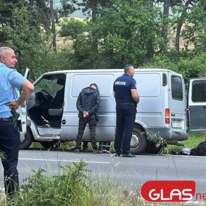 Задържаха двама, превозвали мароканци в Карловско