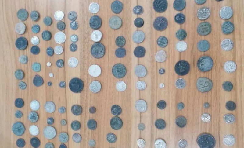 72 старинни монети са открити при проверката на товарен автомобил