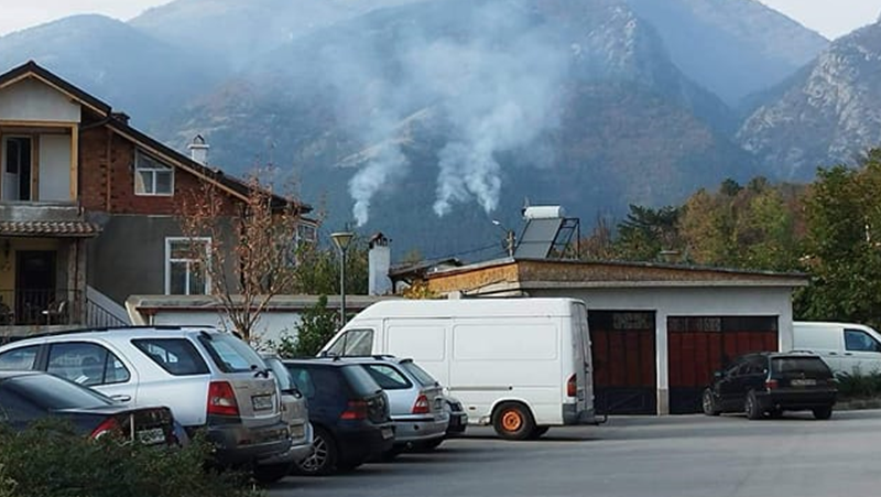 Нов пожар лумна в Стара планина над Карлово, разбра GlasNews.bg.Огънят