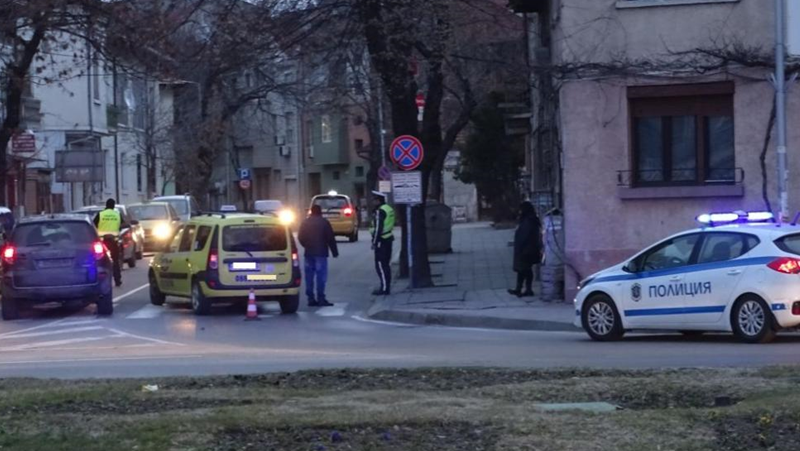 Таксиметров шофьор блъсна пешеходка в Благоевград